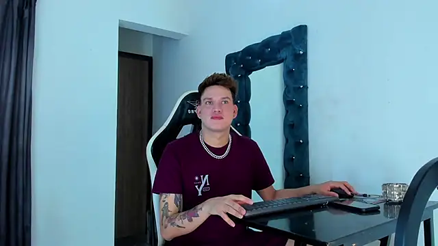 Snapshot of daddys_insanee chatting on November 11, 2025, 11:54 am daddys insanee online show from November 11, 2025, 11:54 am