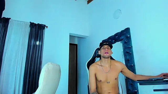 Snapshot of daddys_insanee chatting on November 14, 2025, 11:42 am daddys insanee online show from November 14, 2025, 11:42 am