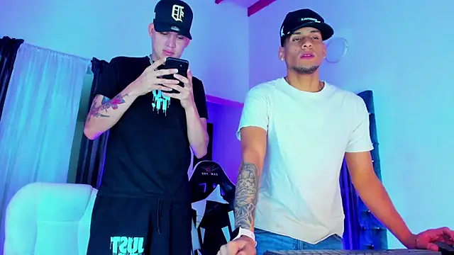 Snapshot of daddys_insanee chatting on November 18, 2025, 8:30 am daddys insanee online show from November 18, 2025, 8:30 am