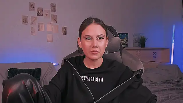 Snapshot of adelle046 chatting on October 13, 2025, 2:06 pm adelle046 online show from October 13, 2025, 2:06 pm