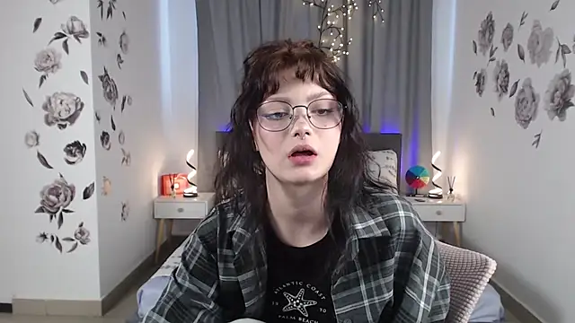 Snapshot of MileyRood chatting on October 3, 2025, 11:35 pm MileyRood online show from October 3, 2025, 11:35 pm