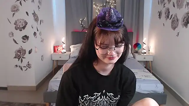 Snapshot of MileyRood chatting on October 27, 2025, 11:31 pm MileyRood online show from October 27, 2025, 11:31 pm