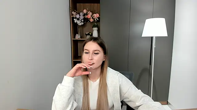 HattieCarranzo online show from October 1, 2025, 9:04 am