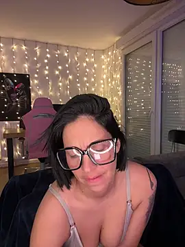 Snapshot of LaPetiteKim chatting on February 15, 2026, 8:05 pm LaPetiteKim online show from February 15, 2026, 8:05 pm