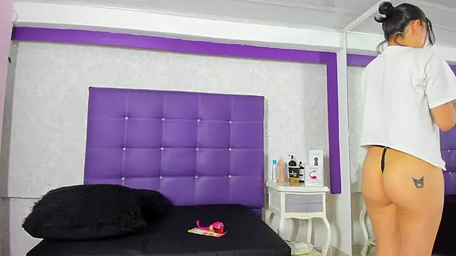 Snapshot of LeaMoreau22 chatting on October 12, 2025, 12:15 pm LeaMoreau22 online show from October 12, 2025, 12:15 pm