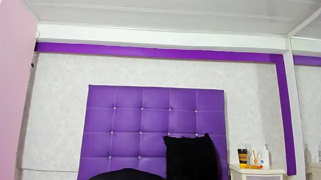 Snapshot of LeaMoreau22 chatting on October 21, 2025, 11:00 am LeaMoreau22 online show from October 21, 2025, 11:00 am