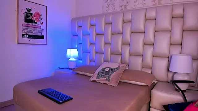 Snapshot of Peyton_louise chatting on November 9, 2025, 12:25 pm Peyton louise online show from November 9, 2025, 12:25 pm