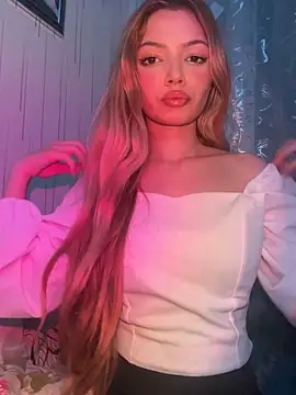  Siennaaa  online show from March 15, 2026, 8:04 pm