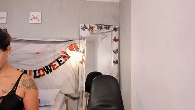 Snapshot of is_a_bell chatting on October 17, 2025, 2:19 pm is a bell online show from October 17, 2025, 2:19 pm