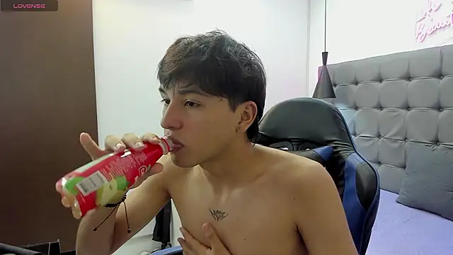 StiwenTwink online show from March 25, 2026, 1:39 pm