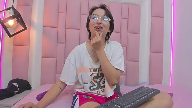 Snapshot of Klaret_Toy chatting on October 2, 2025, 6:15 pm Klaret Toy online show from October 2, 2025, 6:15 pm