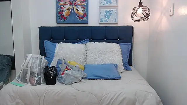 Snapshot of Antonella__b chatting on October 13, 2025, 1:44 pm Antonella b online show from October 13, 2025, 1:44 pm