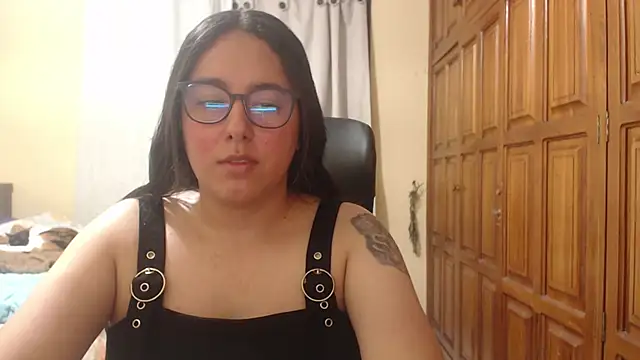 Snapshot of Venus_cat_ chatting on June 23, 2026, 1:36 am Venus cat online show from June 23, 2026, 1:36 am