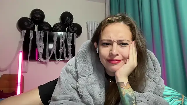 Snapshot of erikaa_miuu chatting on October 26, 2025, 6:25 pm erikaa miuu online show from October 26, 2025, 6:25 pm