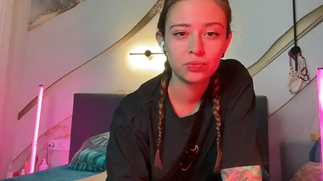 Snapshot of erikaa_miuu chatting on November 1, 2025, 5:48 pm erikaa miuu online show from November 1, 2025, 5:48 pm