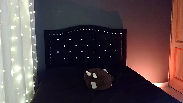 Snapshot of emma_web_ chatting on April 6, 2026, 4:52 pm emma web online show from April 6, 2026, 4:52 pm