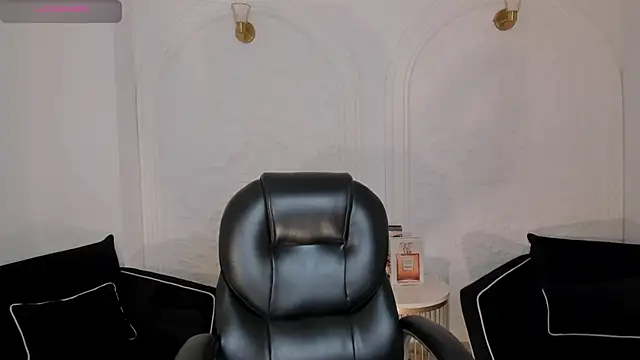 NatalieLewis online show from June 19, 2026, 11:58 am