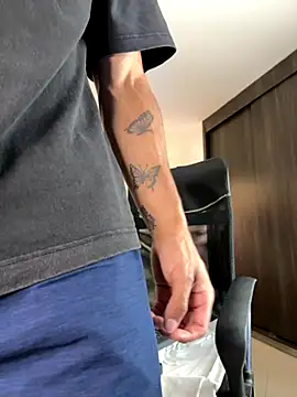 Snapshot of DanteeStone chatting on October 4, 2025, 3:43 pm DanteeStone online show from October 4, 2025, 3:43 pm