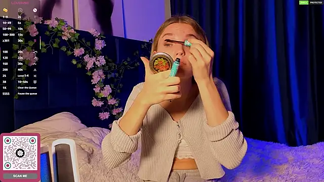 Snapshot of JulieLupo chatting on October 28, 2025, 6:06 am JulieLupo online show from October 28, 2025, 6:06 am