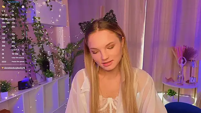 Snapshot of JulieLupo chatting on November 7, 2025, 6:13 am JulieLupo online show from November 7, 2025, 6:13 am