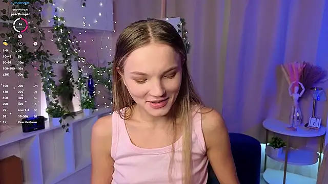 Snapshot of JulieLupo chatting on November 8, 2025, 6:13 am JulieLupo online show from November 8, 2025, 6:13 am