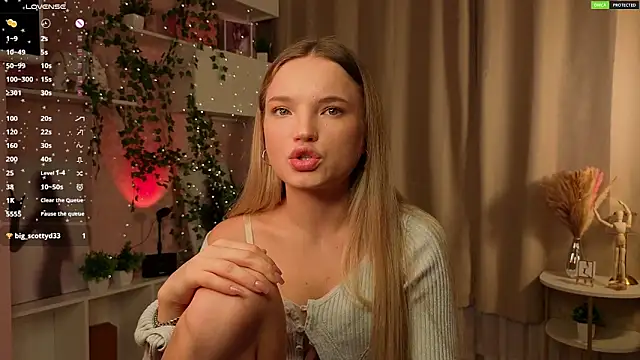 Snapshot of JulieLupo chatting on November 16, 2025, 6:08 am JulieLupo online show from November 16, 2025, 6:08 am