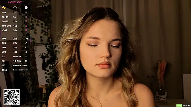 Snapshot of JulieLupo chatting on February 15, 2026, 6:10 am JulieLupo online show from February 15, 2026, 6:10 am