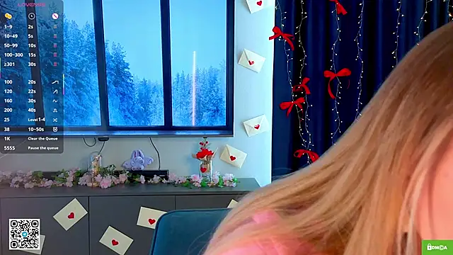 Snapshot of JulieLupo chatting on February 26, 2026, 6:12 am JulieLupo online show from February 26, 2026, 6:12 am