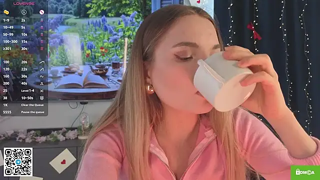 Snapshot of JulieLupo chatting on March 14, 2026, 6:19 am JulieLupo online show from March 14, 2026, 6:19 am