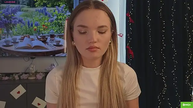 Snapshot of JulieLupo chatting on March 15, 2026, 6:08 am JulieLupo online show from March 15, 2026, 6:08 am