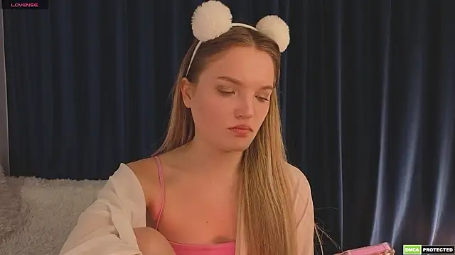 Snapshot of JulieLupo chatting on March 27, 2026, 6:19 am JulieLupo online show from March 27, 2026, 6:19 am