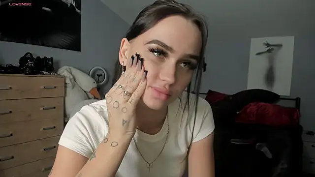 Lisa  Johnson online show from October 31, 2025, 12:11 am