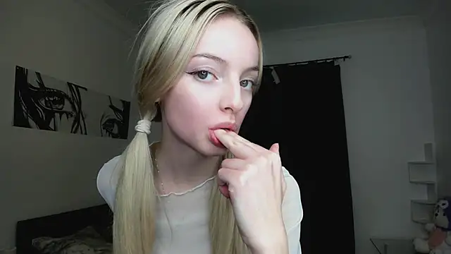 Snapshot of PocketDollX chatting on October 23, 2025, 1:43 pm PocketDollX online show from October 23, 2025, 1:43 pm