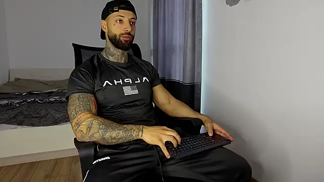 Snapshot of MasculineGuy99 chatting on November 6, 2025, 6:58 am MasculineGuy99 online show from November 6, 2025, 6:58 am