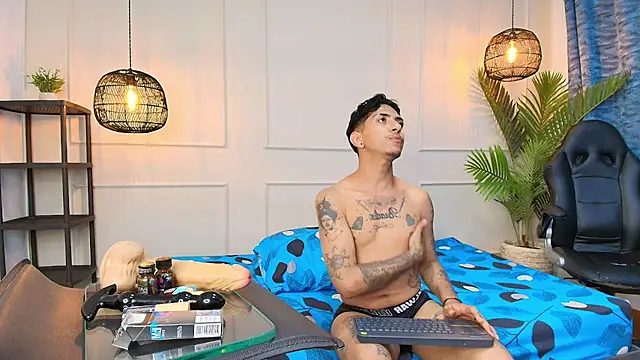 fkenneth macias online show from October 10, 2025, 4:00 am