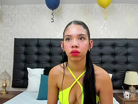 Snapshot of EmaGarcess chatting on October 22, 2025, 7:35 pm EmaGarcess online show from October 22, 2025, 7:35 pm