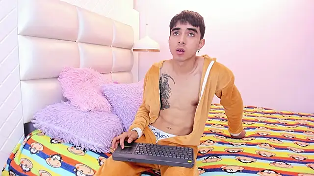 Hottie Guy online show from October 8, 2025, 6:16 pm