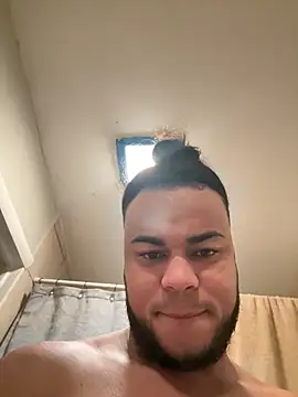 familia0210 online show from October 4, 2025, 10:52 pm