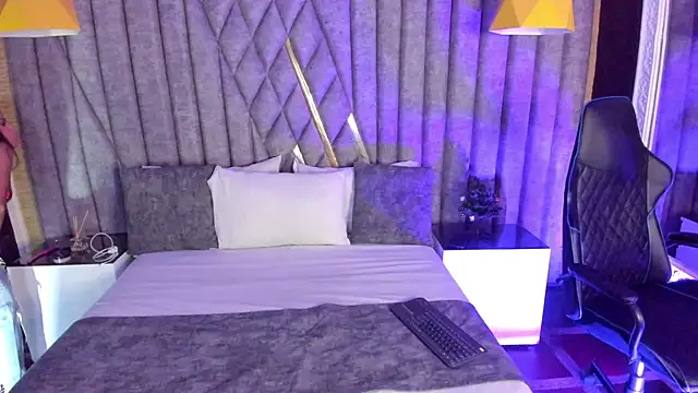 Clohe Bell online show from December 17, 2025, 7:53 pm