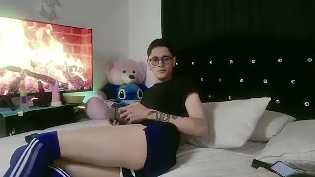 Snapshot of Tyler_cat chatting on October 17, 2025, 11:35 am Tyler cat online show from October 17, 2025, 11:35 am