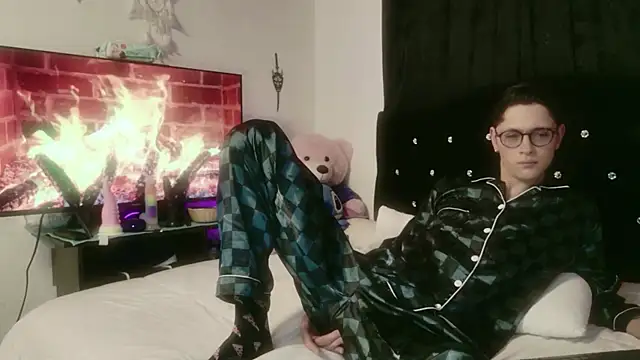 Snapshot of Tyler_cat chatting on October 26, 2025, 10:21 am Tyler cat online show from October 26, 2025, 10:21 am