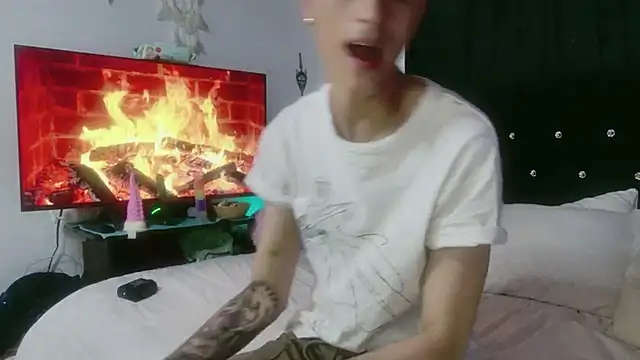 Snapshot of Tyler_cat chatting on November 1, 2025, 1:35 pm Tyler cat online show from November 1, 2025, 1:35 pm