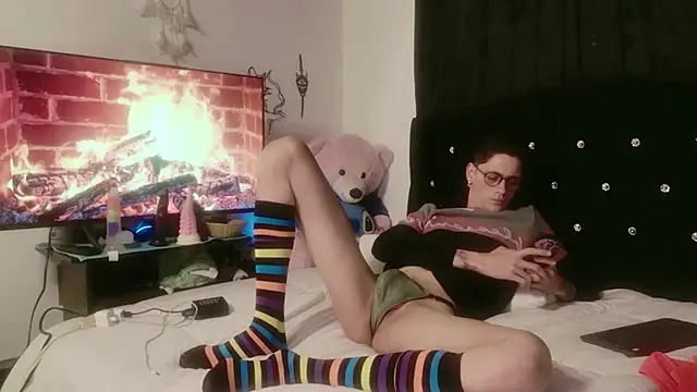 Snapshot of Tyler_cat chatting on November 5, 2025, 1:33 pm Tyler cat online show from November 5, 2025, 1:33 pm