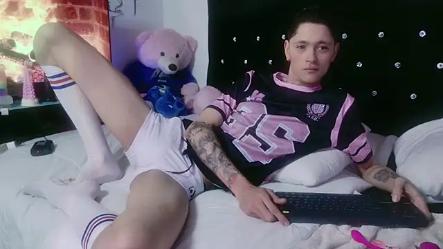 Snapshot of Tyler_cat chatting on November 10, 2025, 1:43 pm Tyler cat online show from November 10, 2025, 1:43 pm