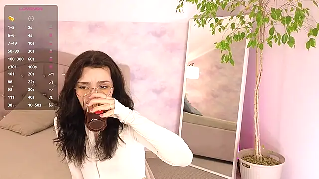 ElizabethMilller  online show from May 6, 2026, 3:39 pm