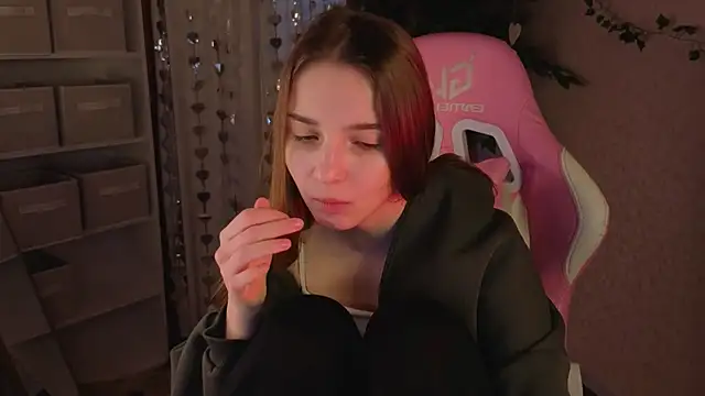 Snapshot of L1na_Reeds chatting on March 6, 2026, 1:13 am L1na Reeds online show from March 6, 2026, 1:13 am