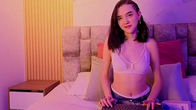 Snapshot of angel__kiss chatting on October 8, 2025, 11:30 am angel kiss online show from October 8, 2025, 11:30 am