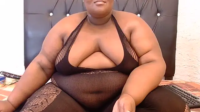 LadyBear2002 online show from June 6, 2026, 4:33 pm