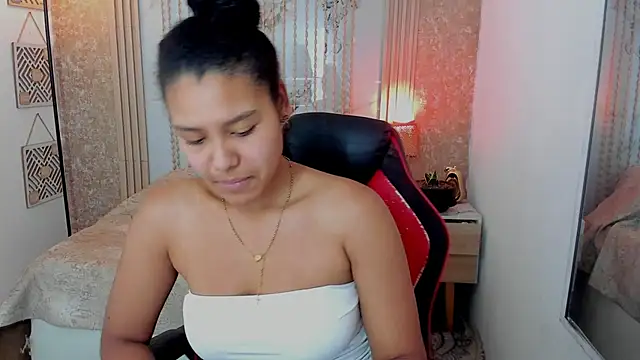 AriaVega online show from May 6, 2026, 12:43 pm