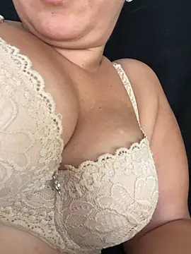 Daiana Andra online show from November 9, 2025, 1:42 pm